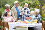 Senioren treffen sich zum Grillen. Foto: Photographee.eu, stock.adobe.com